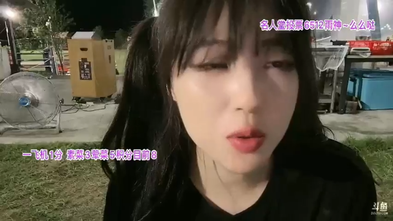 美女贝贝脸真是婴儿肥，好可爱啊