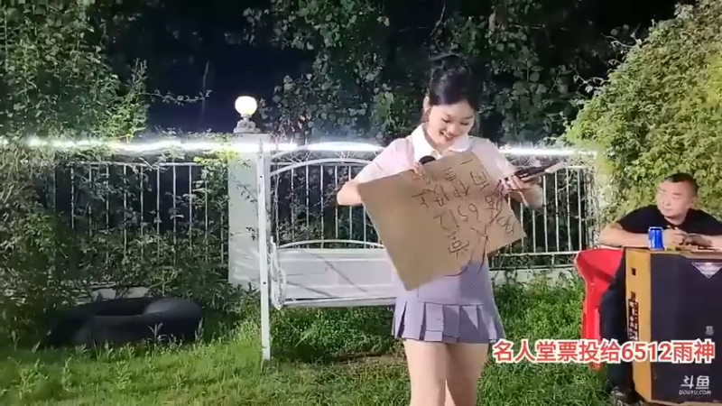 美女小夹子颜灵唱网络红歌很可爱啊
