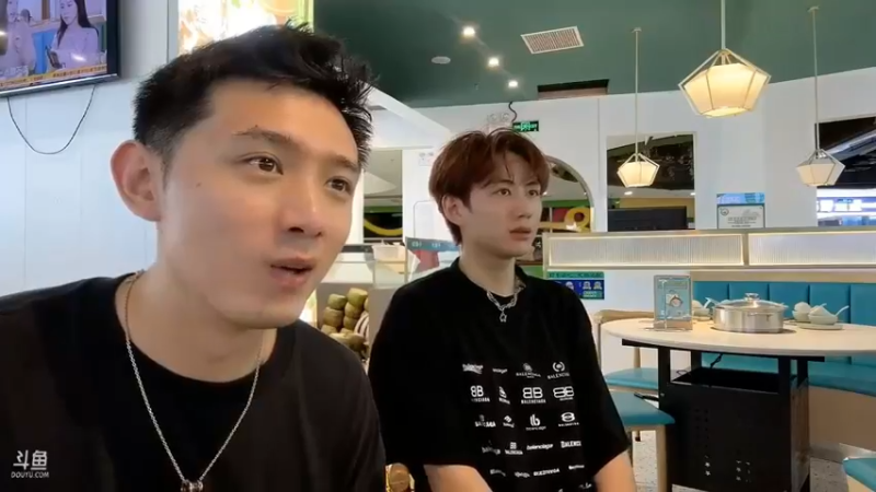 博哥和白起找美女吃饭聊天