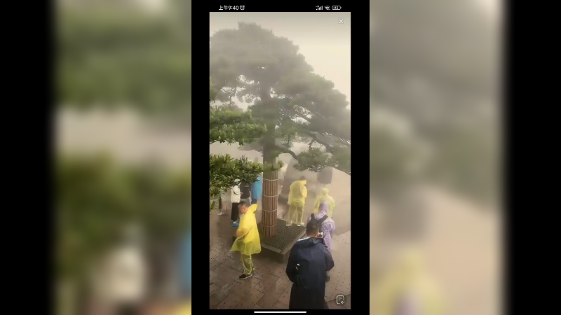 黄山下雨有大风，山上还是很多游客