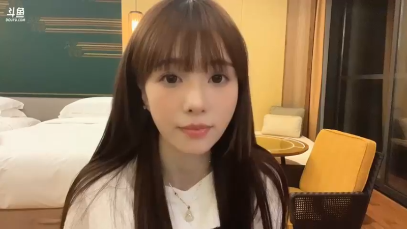 美女小荔枝打扮很可爱啊