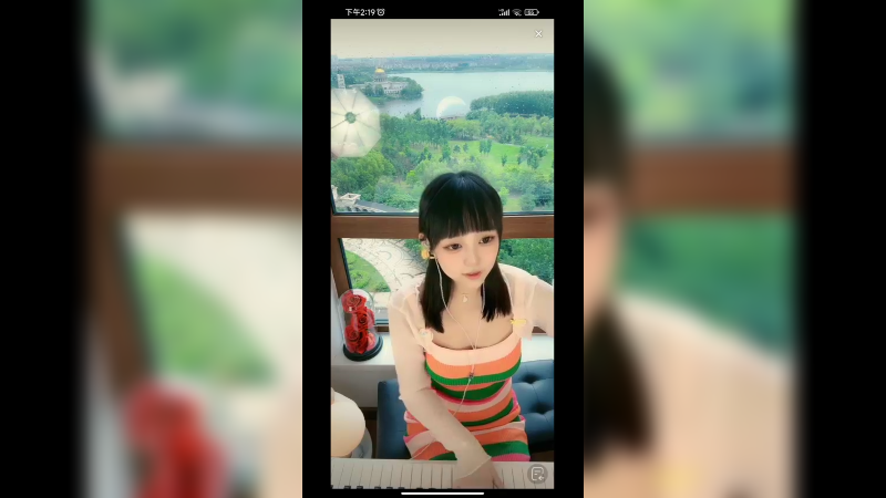 美女小姐姐弹琴很好听，好可爱啊