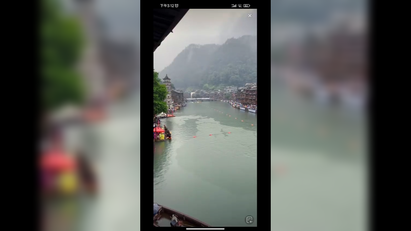 凤凰古城今天龙舟比赛，结果有人翻船