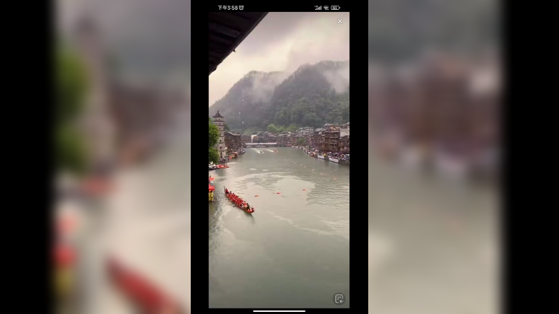 在凤凰古城看龙舟比赛