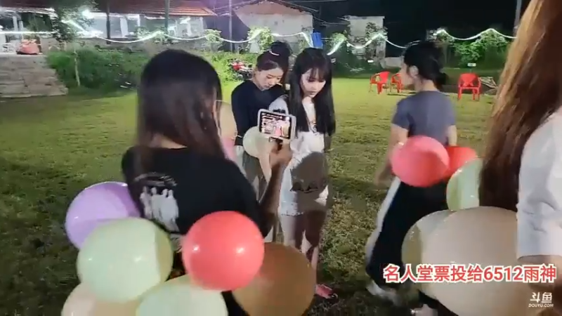 肖哥看女主播玩游戏打气球，看谁身手好了