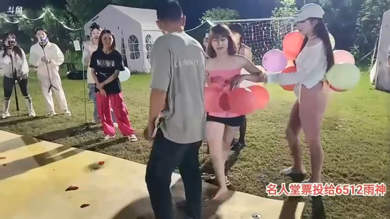 肖哥和五毒背着女主播玩游戏，工具人累啊