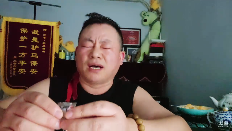 一个有些阅历、没见过大世面、脸皮超级厚、很没有素质的男主播。