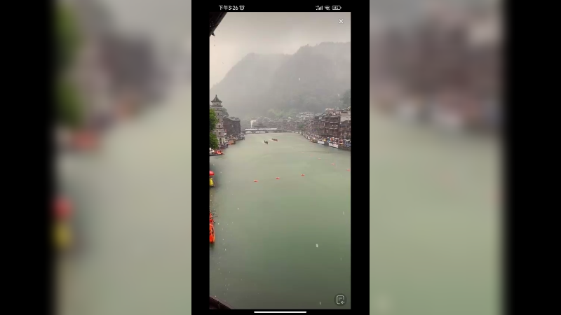 今天凤凰古城龙舟比赛，天下雨了