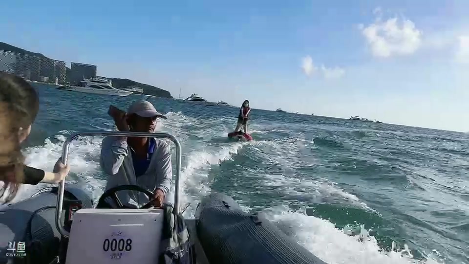 【2023-06-22 16点场】若若跑的贼快：租了个游艇出海咯！
