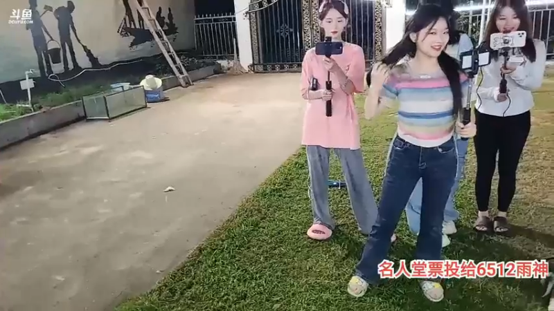 肖哥看女主播玩游戏戴拳套夹玉米粒