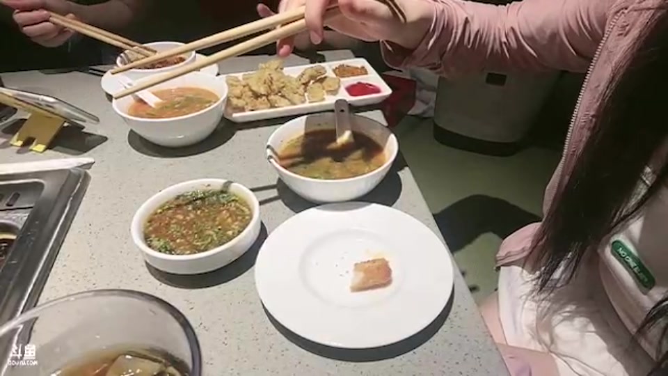 【2023-06-22 18点场】若若跑的贼快：租了个游艇出海咯！