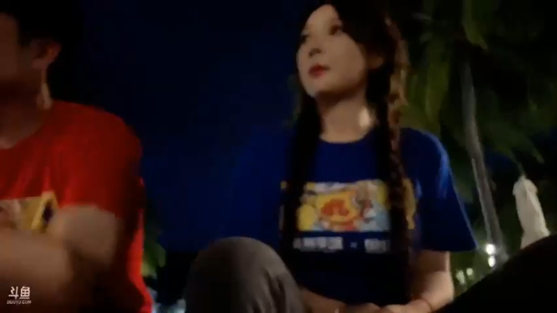 米娜和男主播坐着，大家说吃醋了