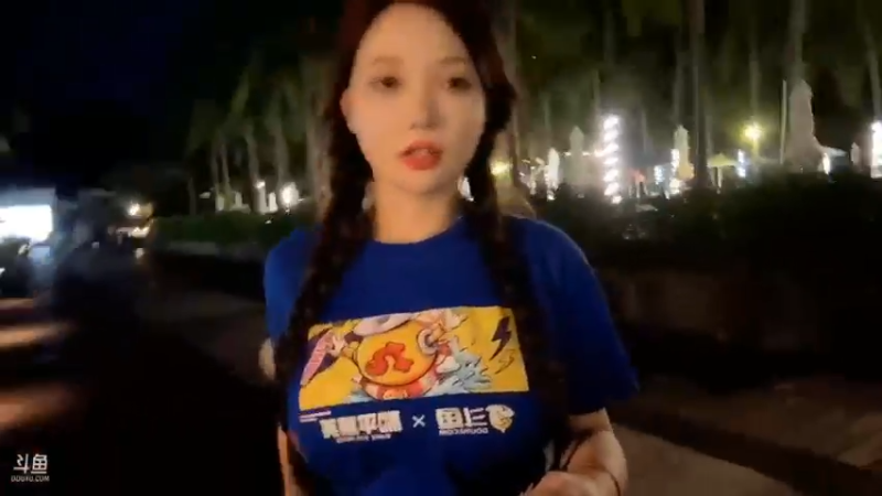 米娜在三亚参加户外，大家说真好看啊