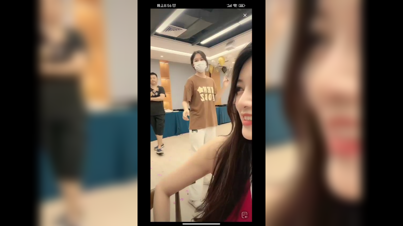 美女车模给阿斌过生日，美女叶子拍完照就回家了