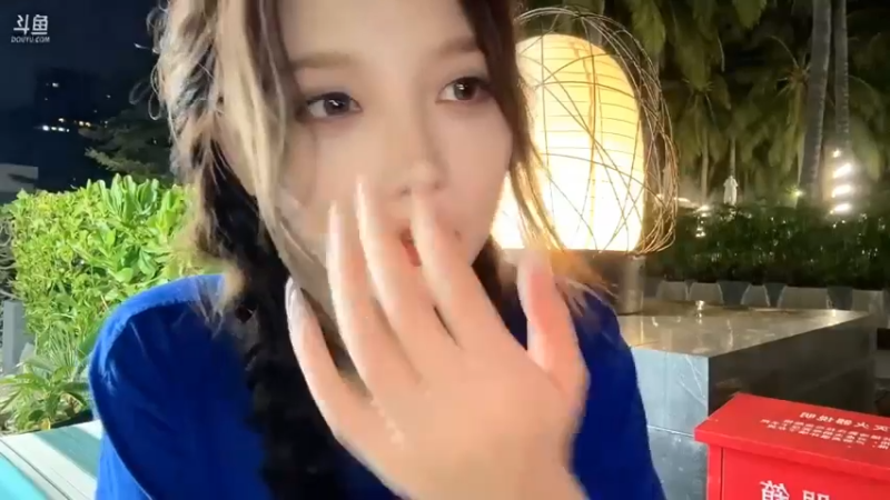 美女米娜不知道说什么，有点户外害羞