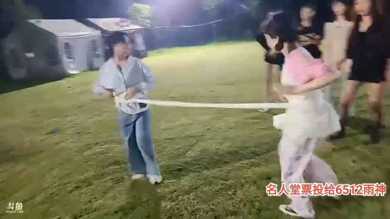 女主播转圈圈玩游戏，最后小夹子队伍获胜