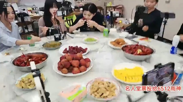 肖哥看超级VIP女主播吃大餐，今天有蛋卷小龙虾