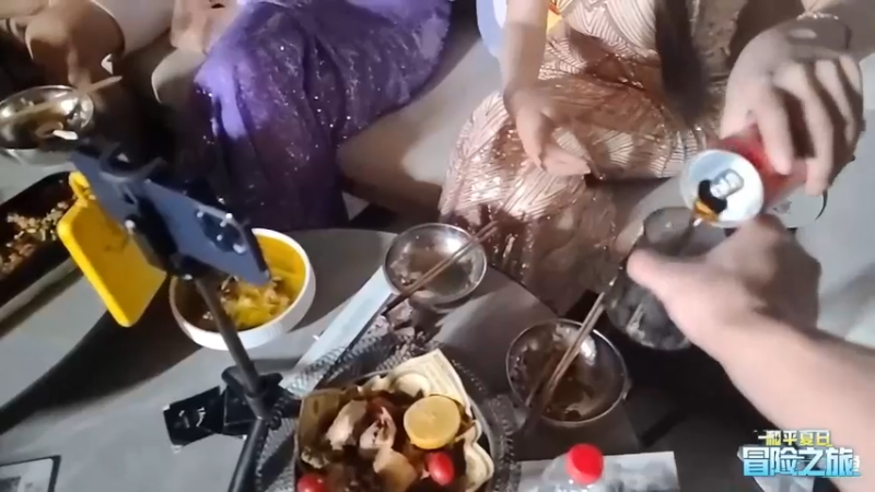 博哥给大家倒可乐喝，弟弟有点不信