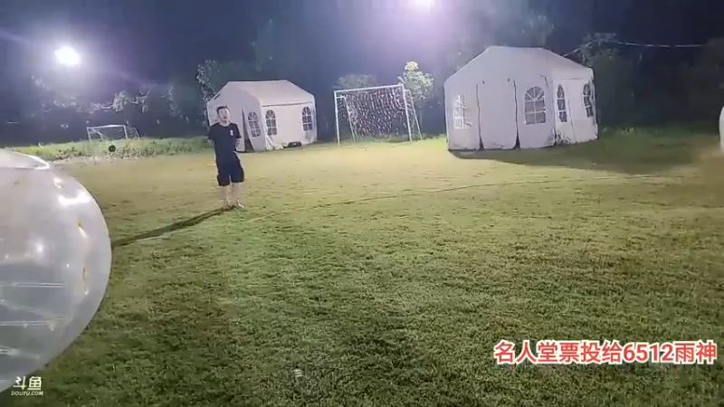 肖哥看女主播玩撞球游戏，比的是体力啊