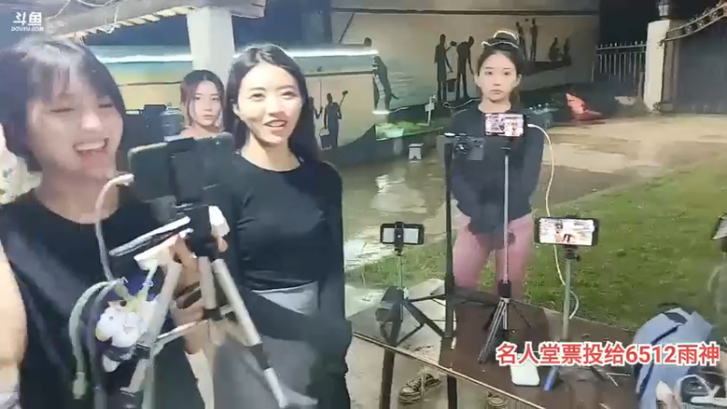 肖哥看女主播用嘴巴咬杯子传递水，结果打了个平局