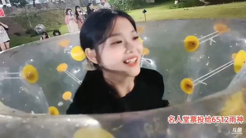 美女小夹子和素素玩游戏用球对抗赛