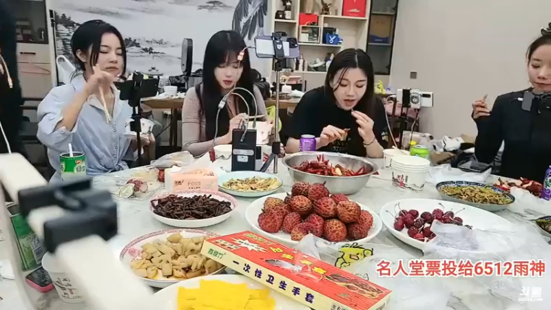 肖哥和女主播吃大餐快乐啊