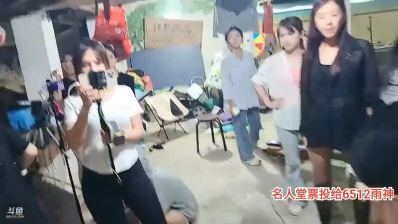 肖哥看女主播用纸牌传递免费，最后老圆子队获胜