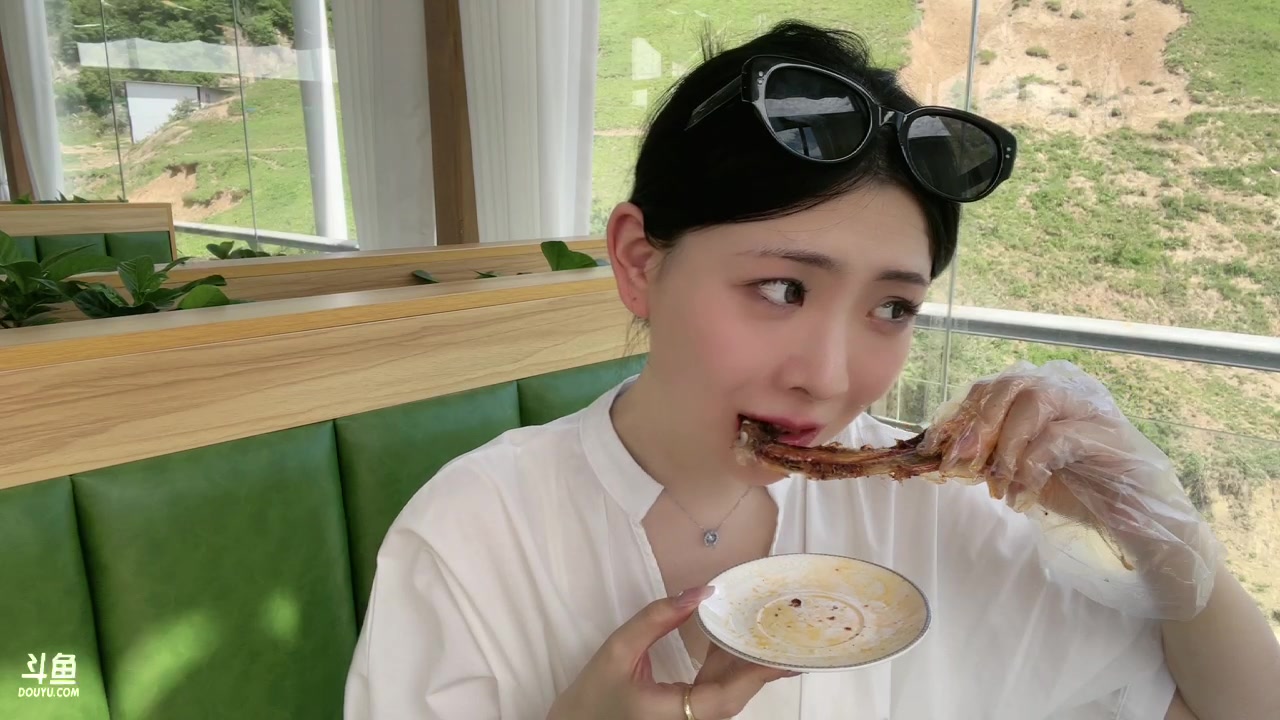 【2023-06-21 13点场】小甜甜Fairy：森林外的小鹿看花香漫步