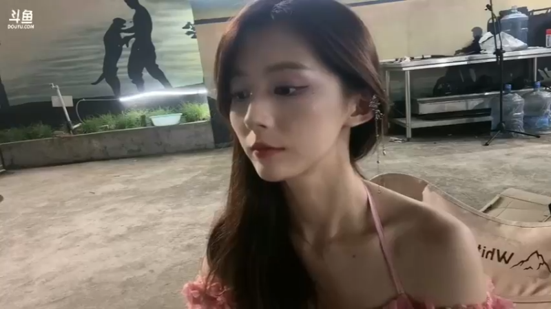 美女素素吃完聊天，好可爱啊