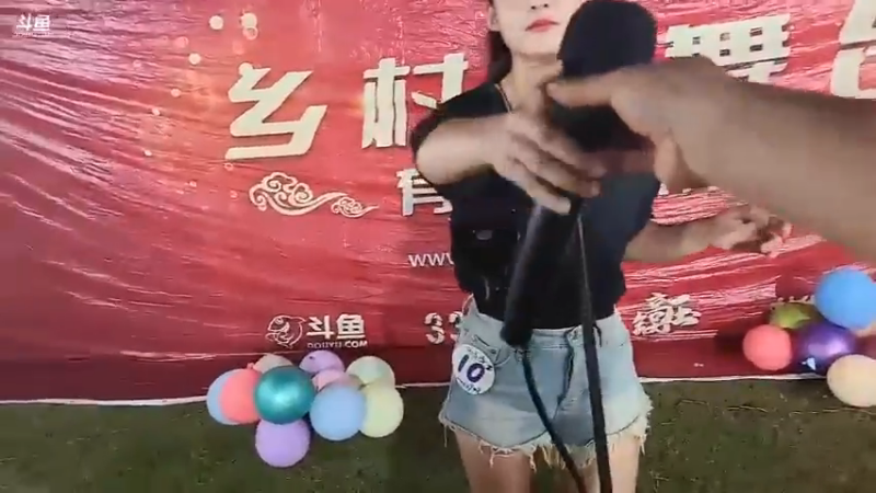 美女咩咩演唱经典歌曲，又唱又跳好看啊