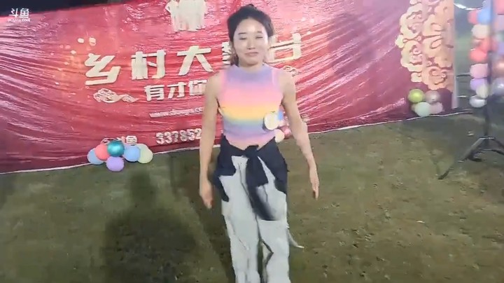 美女老圆子表演擦玻璃，帅帅哥说擦三年了，要创新