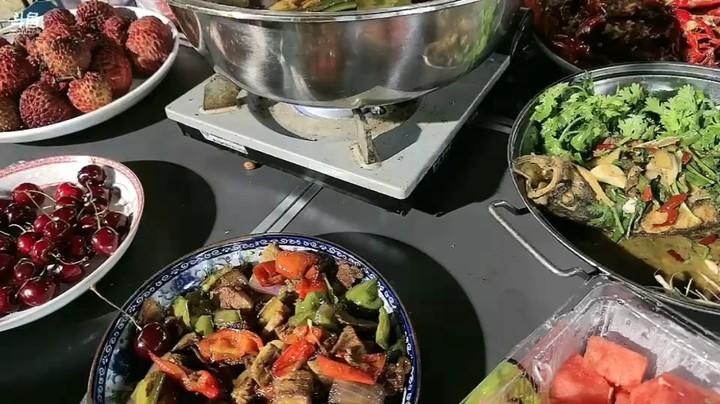 贝贝今天是超级VIP吃火锅大餐