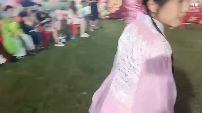 老嫂子表演唱歌，有点力气不够