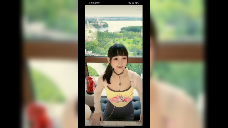 美女小姐姐弹琴很好听，笑起来可爱啊