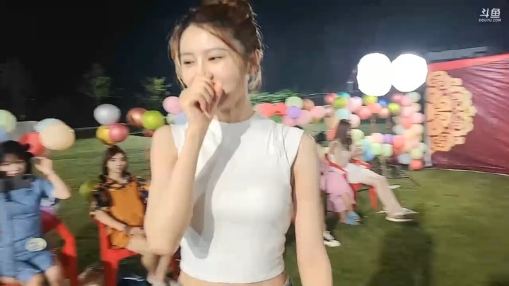 美女唱歌很好听，有点东西啊