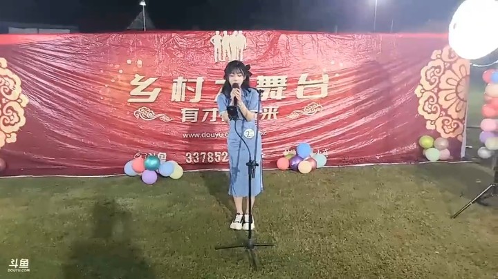 肖哥看美女鹅妹和彪子唱歌，很精彩啊