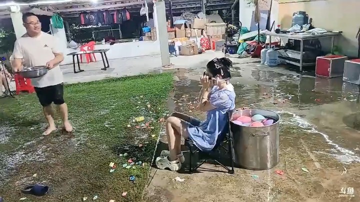 肖哥和女主播玩游戏，彪子太难了，都戴眼镜了