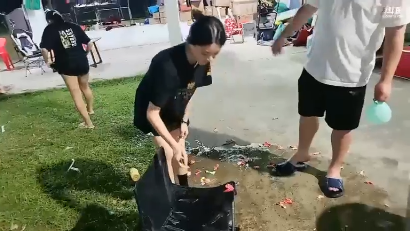 帅帅哥给贝贝泼水，真是厉害啊