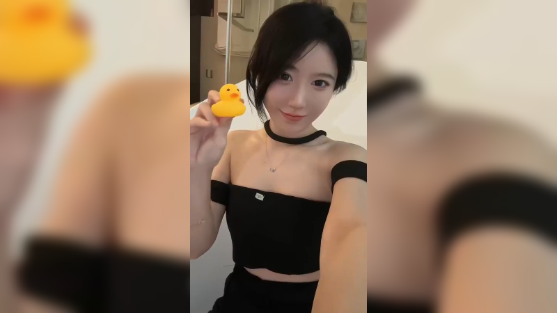 【呆妹】晚上睡不着，就只能去浴缸里睡了