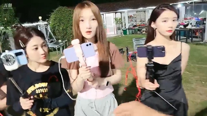 肖哥和女主播玩水球游戏，肖哥第一个上场被淋湿了，凉快