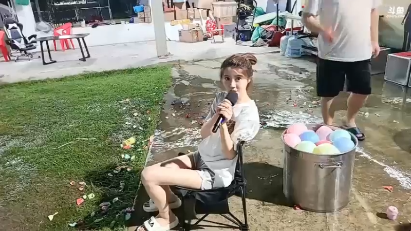 肖哥帅帅哥和女主播玩游戏泼水，楠楠很猛啊