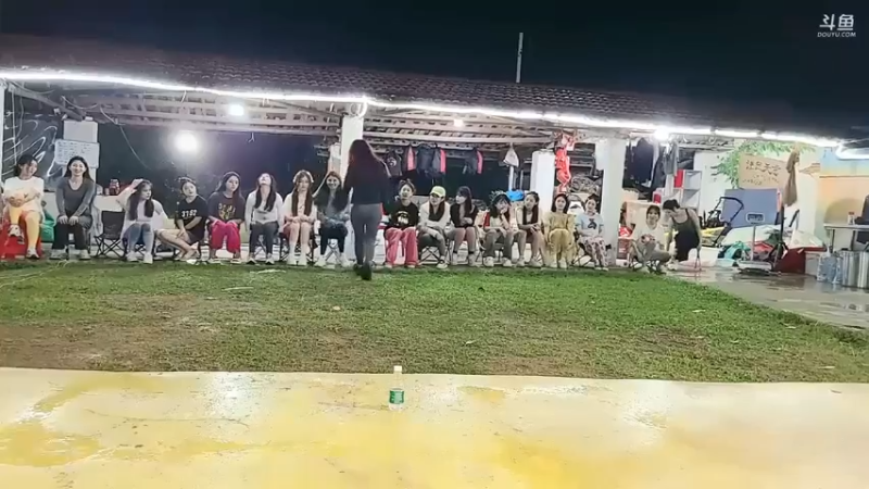 女主播听歌识曲玩游戏，动感地带没人听出来