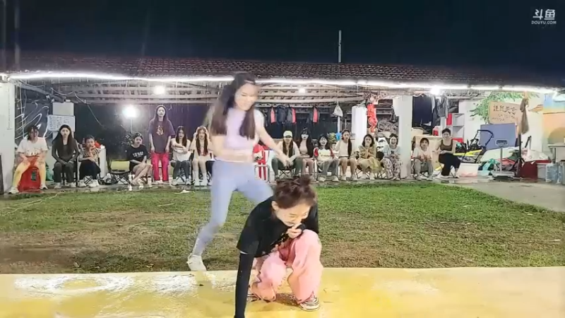 听歌识曲游戏，十多个女主播居然不知道《十年》