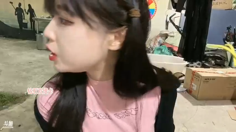 美女贝贝今天是超级VIP可以吃大餐，还有人按摩