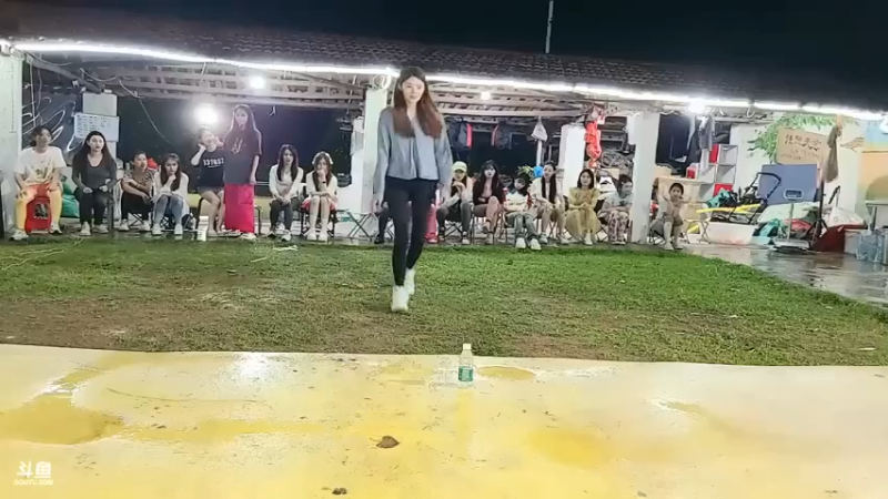 女主播听歌识曲玩游戏，美女楠楠吃了几个火箭了，美滋滋啊