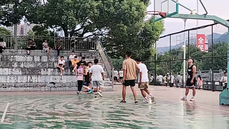 30来岁的主播和初中生打了一会篮球～