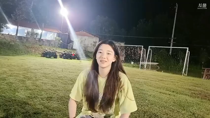 肖哥和美女楠楠聊天，希望她多和大家互动，不要总唱歌