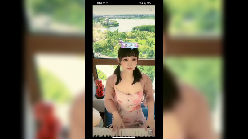 美女小姐姐弹琴很好听啊