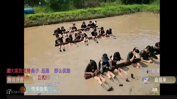 肖哥看女主播在水里抱着木头仰卧起坐，厉害的