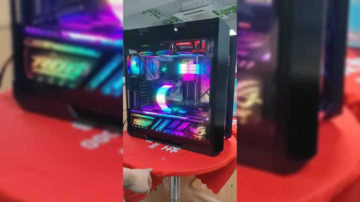 ROG太阳神灯光拉满效果